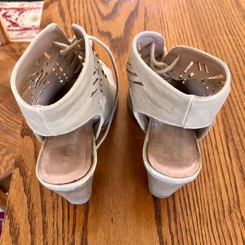 Restricted Sandals - Picture 5 of 7
